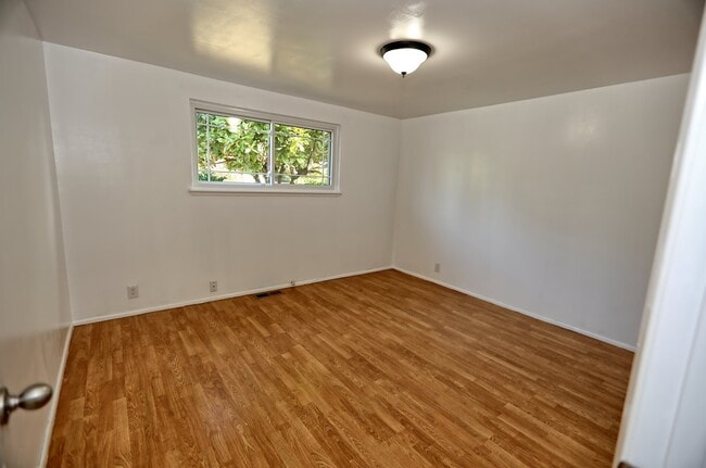 Building Photo - Cozy 2 Bedroom w/Den on Large Lot!