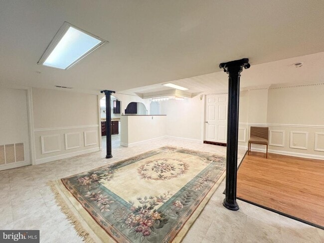 Foto del edificio - 10209 Douglas Ave