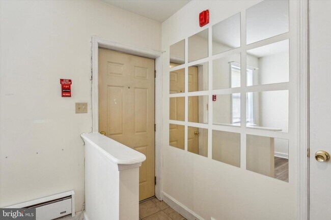 Building Photo - 2855 E Thompson Street Unit REAR APT C