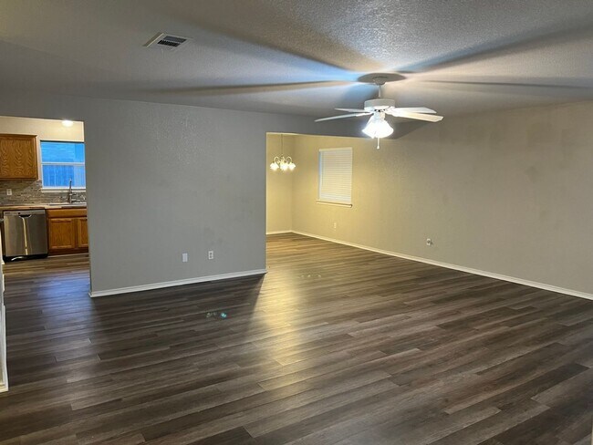 Foto del edificio - RENT SPECIAL - AVAILABLE NOW!