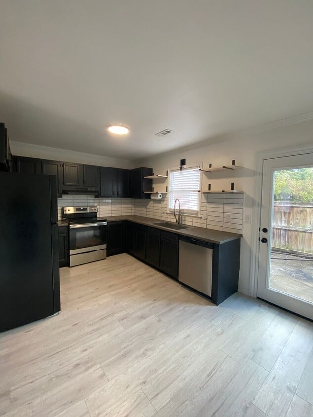 Primary Photo - Newly Renovated 3BR Townhome in Greenville