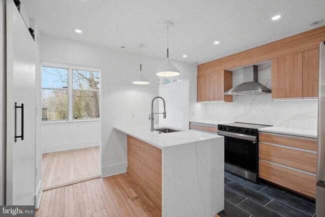 Foto del edificio - 2028 Tunlaw Rd NW