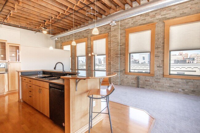 Foto del edificio - Modern Downtown Milwaukee Condo for Rent