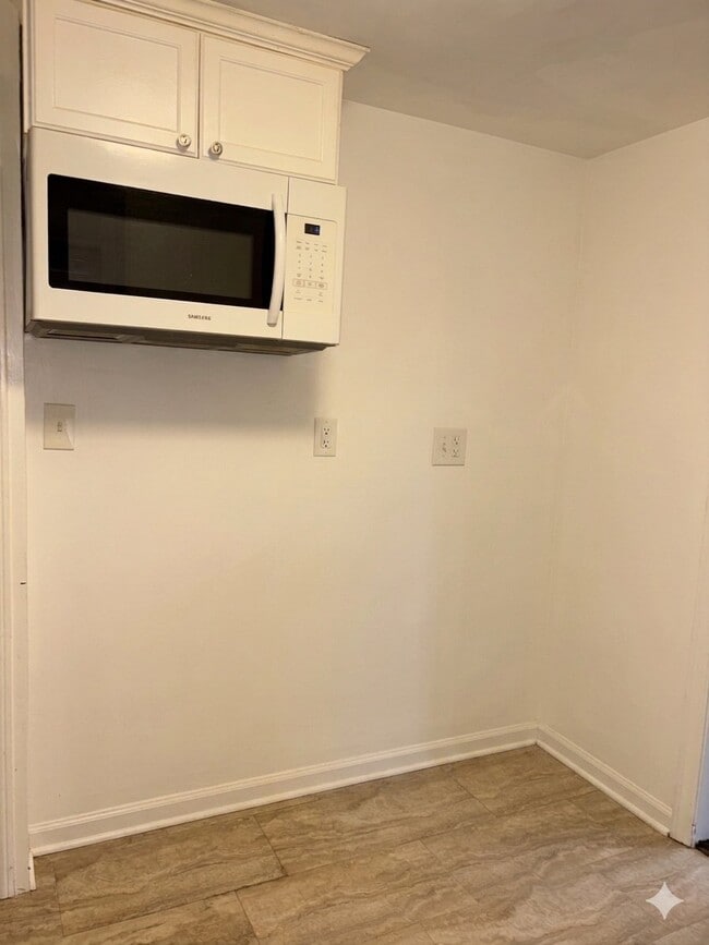 Building Photo - 5566 Beechwood Ave