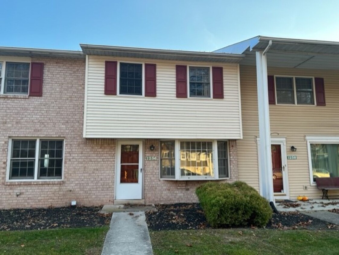 $1400 Derry township 3 bedroom townhome f... - $1400 Derry township 3 bedroom  townhome f...