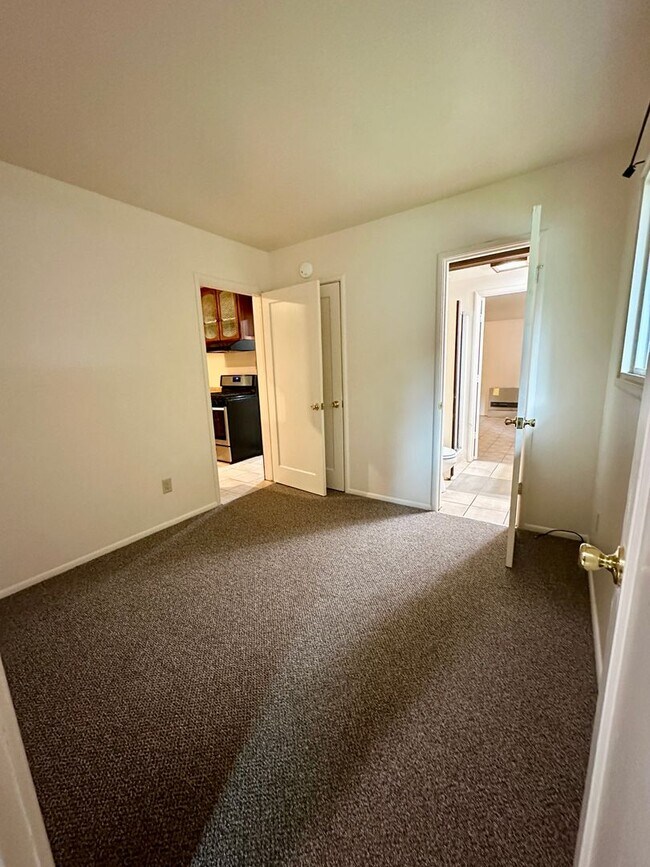 Foto del edificio - Spacious 4-Bedroom Home with Bonus Room in...