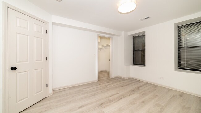 Foto del edificio - 1953 W Dickens Ave