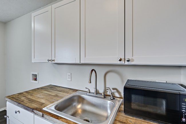 Building Photo - 206 Gunter St