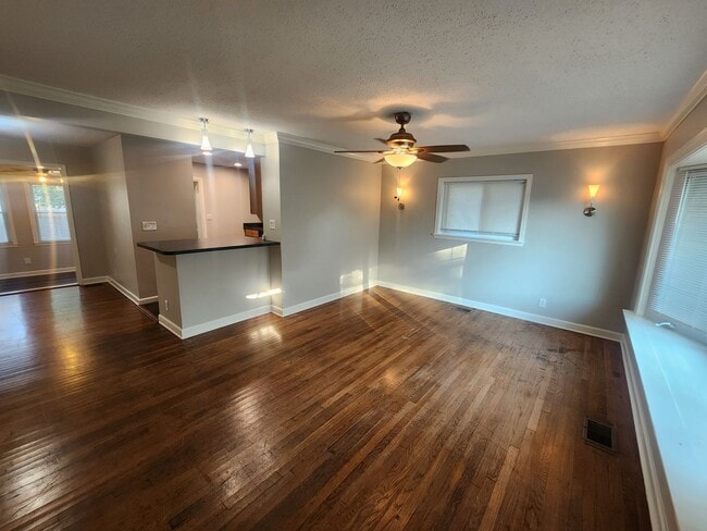 Building Photo - Updated 3 bedroom 1.5 home great for enter...