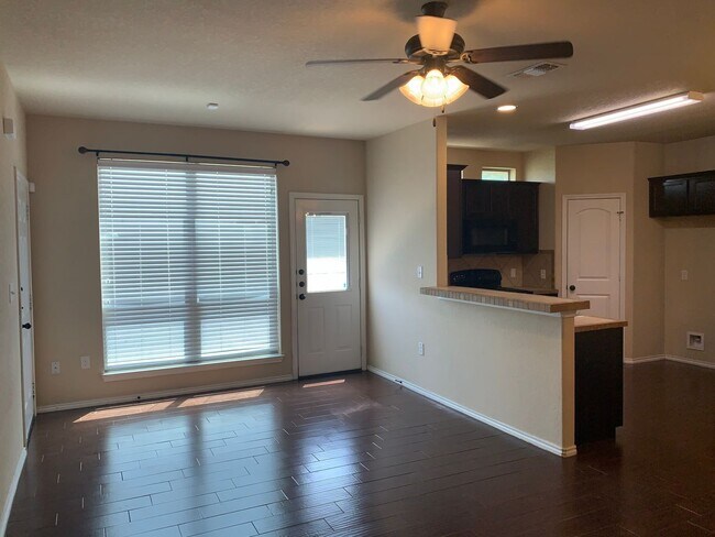 Building Photo - 2 Story Duplex / Interior Washer & Dryer C...