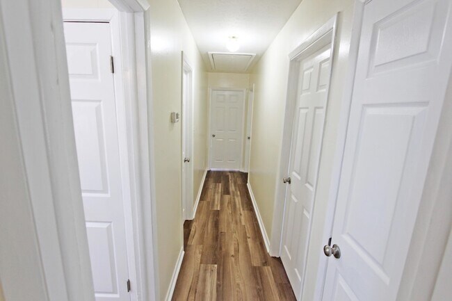 Foto del edificio - 401 Windridge Dr