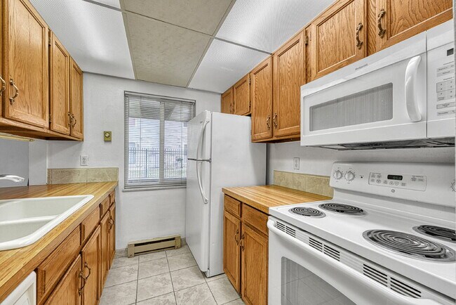 Foto del edificio - $1,245.95, 1 bed, 1 bath, garden level Condo with Washer/Dryer