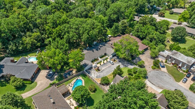 Building Photo - Totally renovated open concept with vaulted ceilings