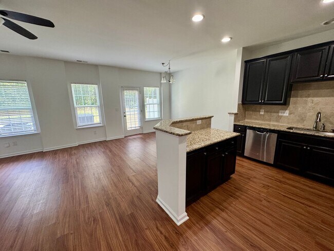 Foto del edificio - 3BR/2.5BA Townhouse in Steele Creek's Stonegrove Neighborhood