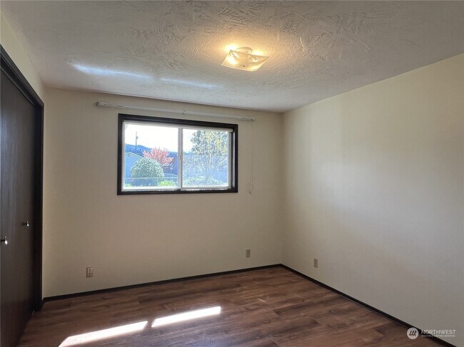 bed room - 408 W Hemlock St