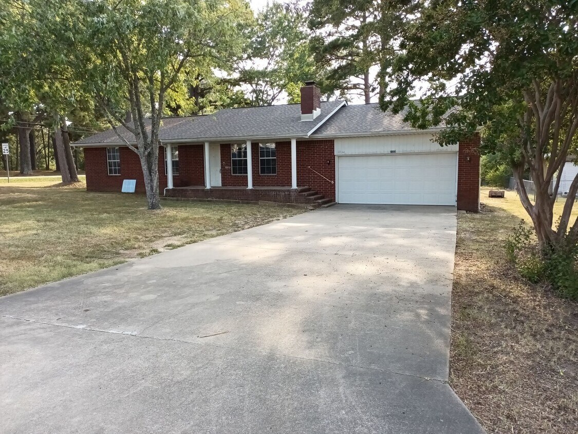 Foto principal - 2302 Lakewood Dr