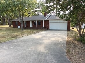 Building Photo - 2302 Lakewood Dr