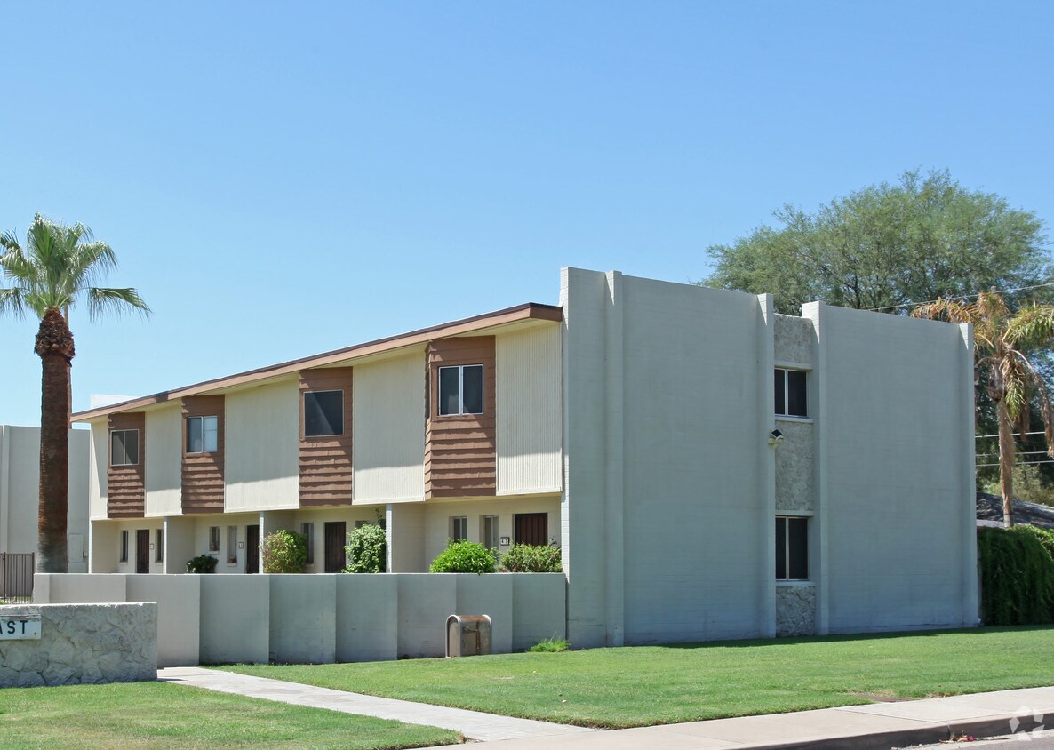 Building Photo - Por Of Continental East