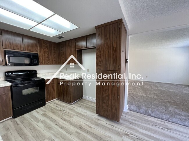 Building Photo - Spacious Carmichael 3bd/1.5ba Condo near M...