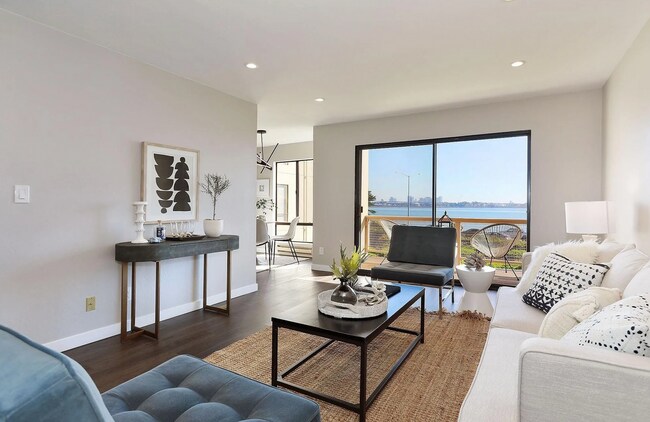Foto del edificio - STUNNING Two Bedroom Condo Available at Watergate Community! RARE FIND!