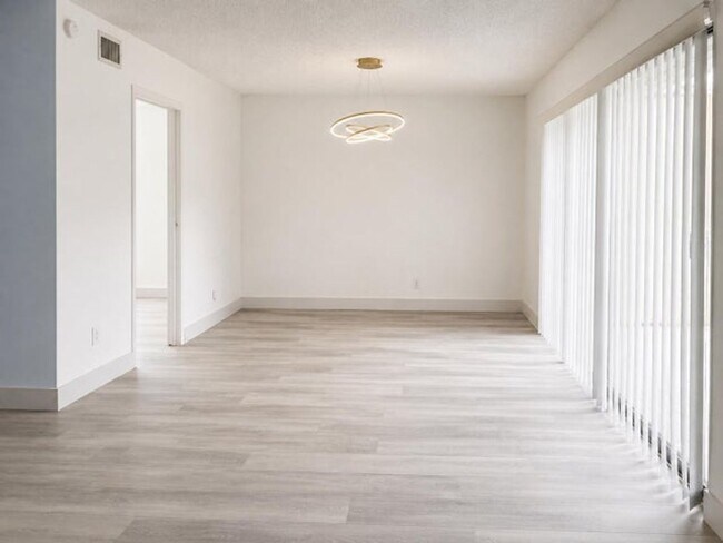 Foto del edificio - 6680 Burning Wood Dr