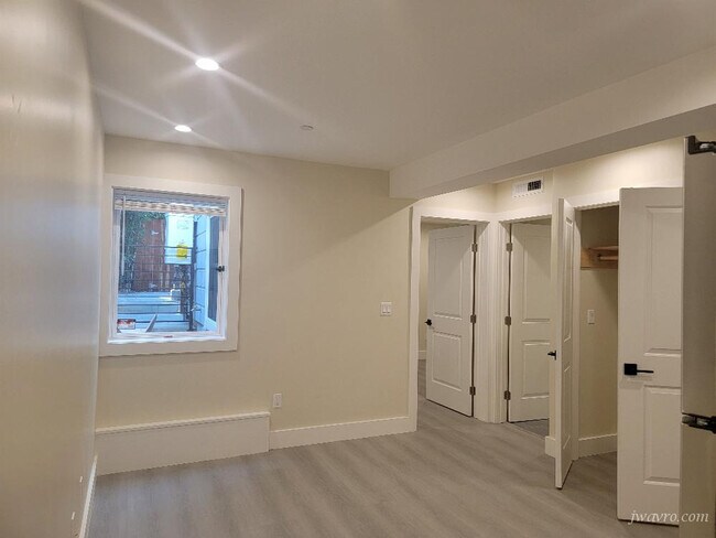 Building Photo - 164 Tiffany Ave