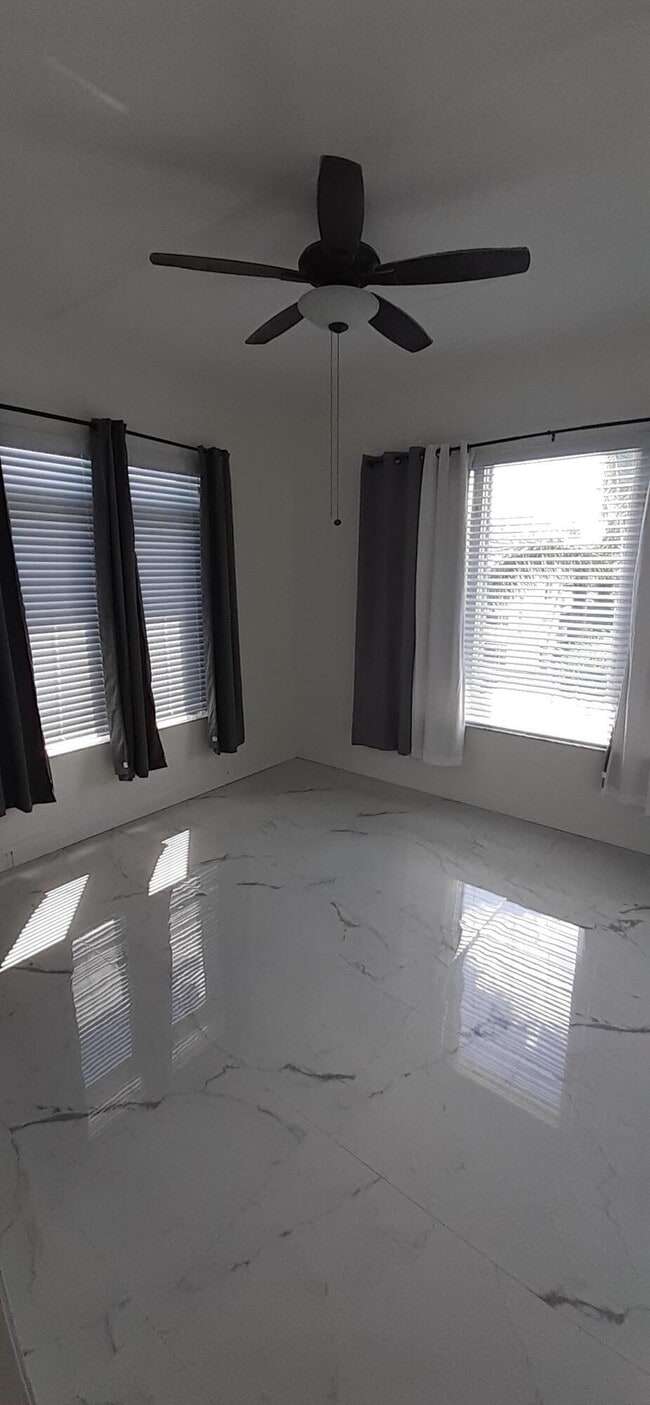 Foto del edificio - 1203 Town Center Dr