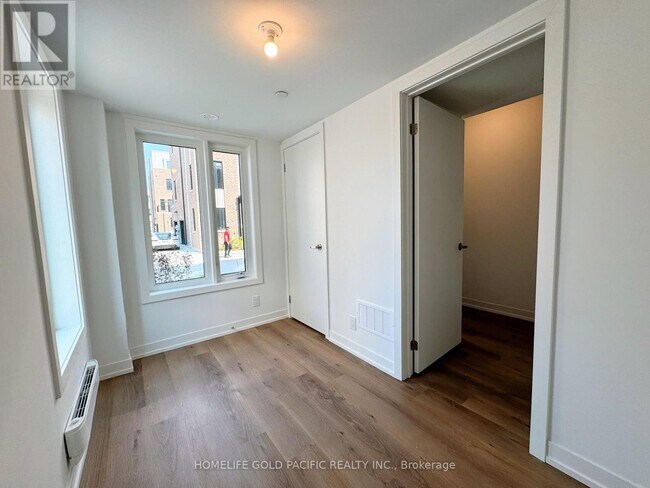 Building Photo - 5 Spruce Pnes Cres