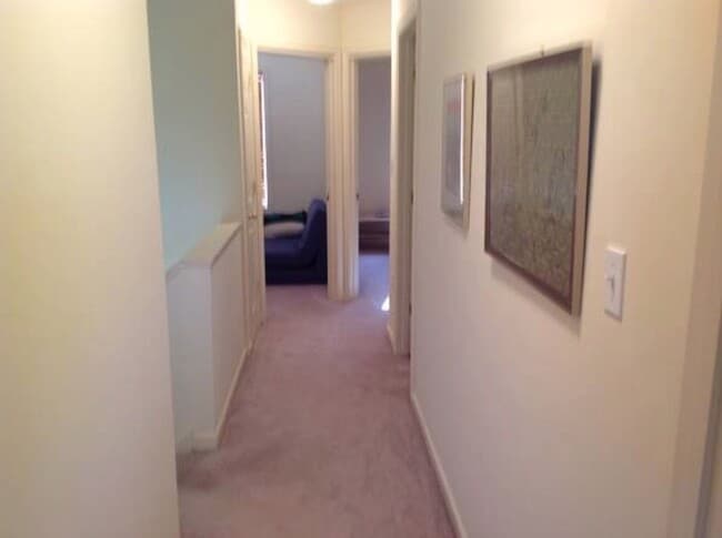 Building Photo - Immaculate END Unit 3 Br, 2.5 ba townhouse...