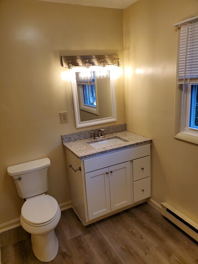 Baño remodelado en el segundo piso - 44 Old Fuller Rd
