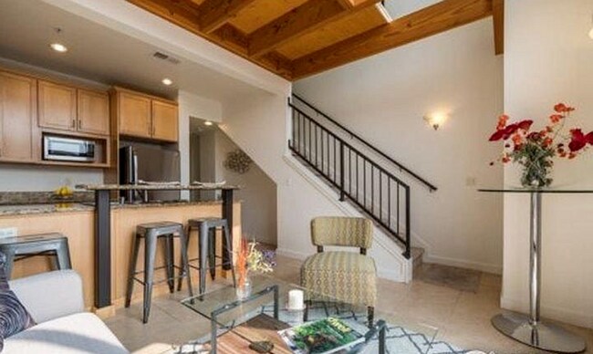 Foto del edificio - 2 Bed 2.5 Bath Townhome With Over 330 Sq F...