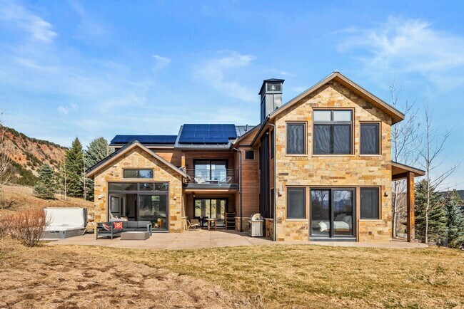 Foto del edificio - 649 Saddleback Rd