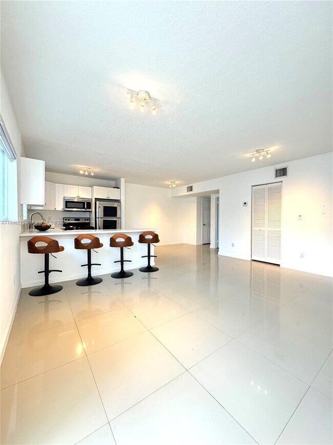 Foto del edificio - 8035 Crespi Blvd