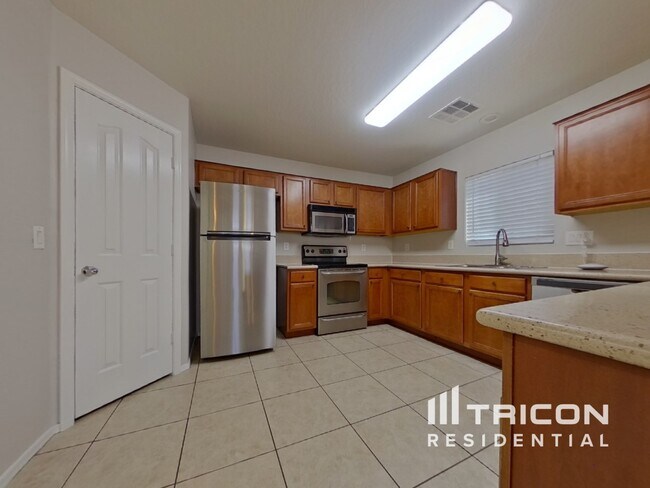 Foto del edificio - 16553 W Desert Bloom St