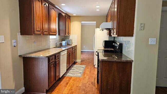 Building Photo - 6004 Harvester Ct