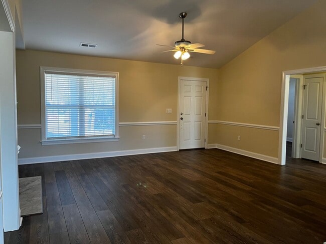 Building Photo - Don't miss this beautiful home in desirabl...