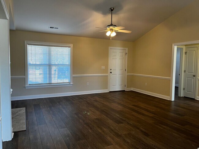 Foto del edificio - Don't miss this beautiful home in desirable Brice's Crossing