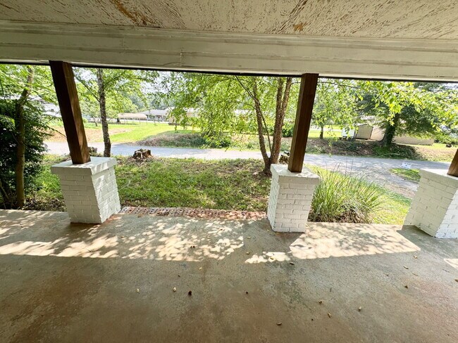 Building Photo - 2 bedroom, 1 bathroom in Seneca