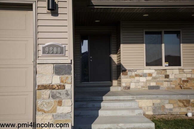Foto del edificio - 9800 S 72 St – 5 beds/3 baths/ 3-stall