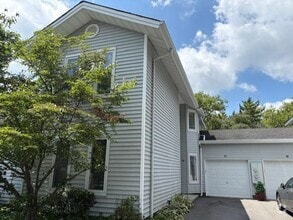 Building Photo - 423 Elton Ct E
