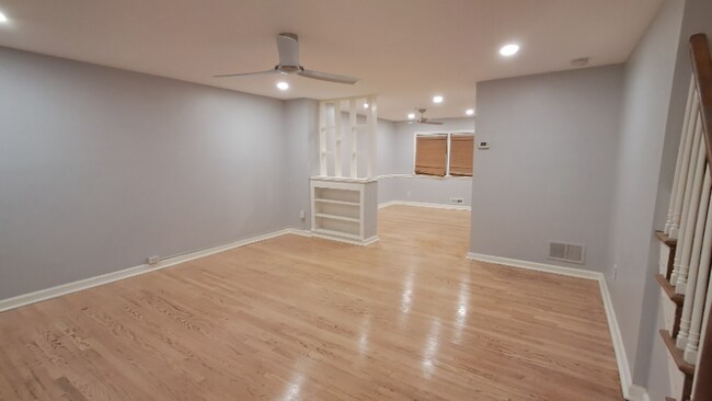 Building Photo - 855 Reverdy Rd