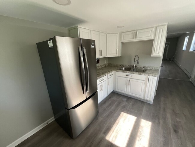 Building Photo - Newly Renovated 2 Bedroom Home