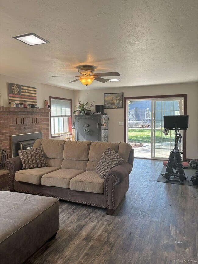 Foto del edificio - Large 4-bedroom, 3-bathroom home
