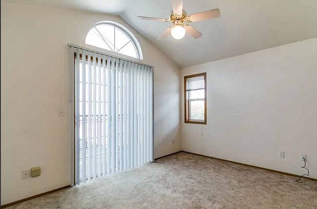 Building Photo - IveJ02