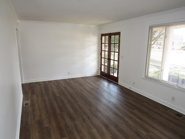 Building Photo - Renovated Lakeside Park area home with fen...