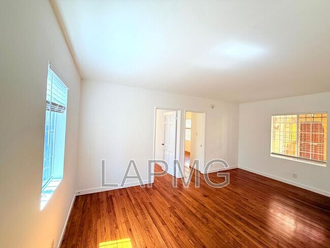 Foto del edificio - 637 Rose Ave