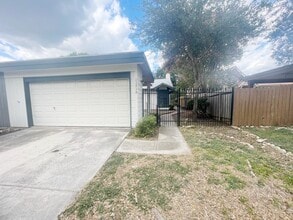 Building Photo - 11719 Country Springs St