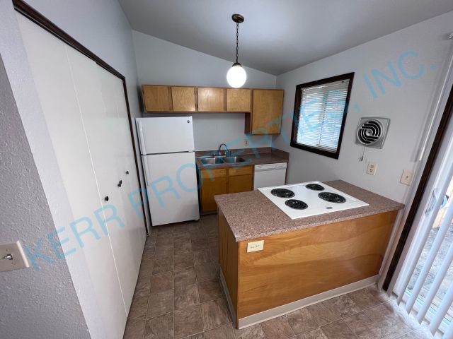 Building Photo - Charming 2-Bed Multiplex Gem in Vibrant SE...