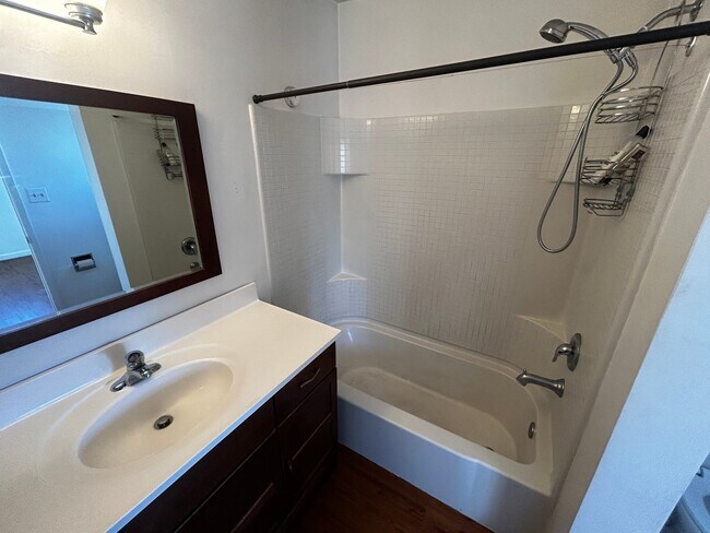 Foto del edificio - **Price Reduction** Spacious Studio w/ Large Upstairs Loft