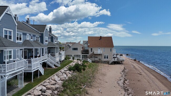 Foto del edificio - 72 Cosey Beach Ave